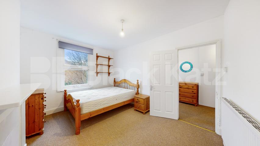 			4 Bedroom, 1 bath, 1 reception Flat			 Shepherds Bush Road, Hammersmith